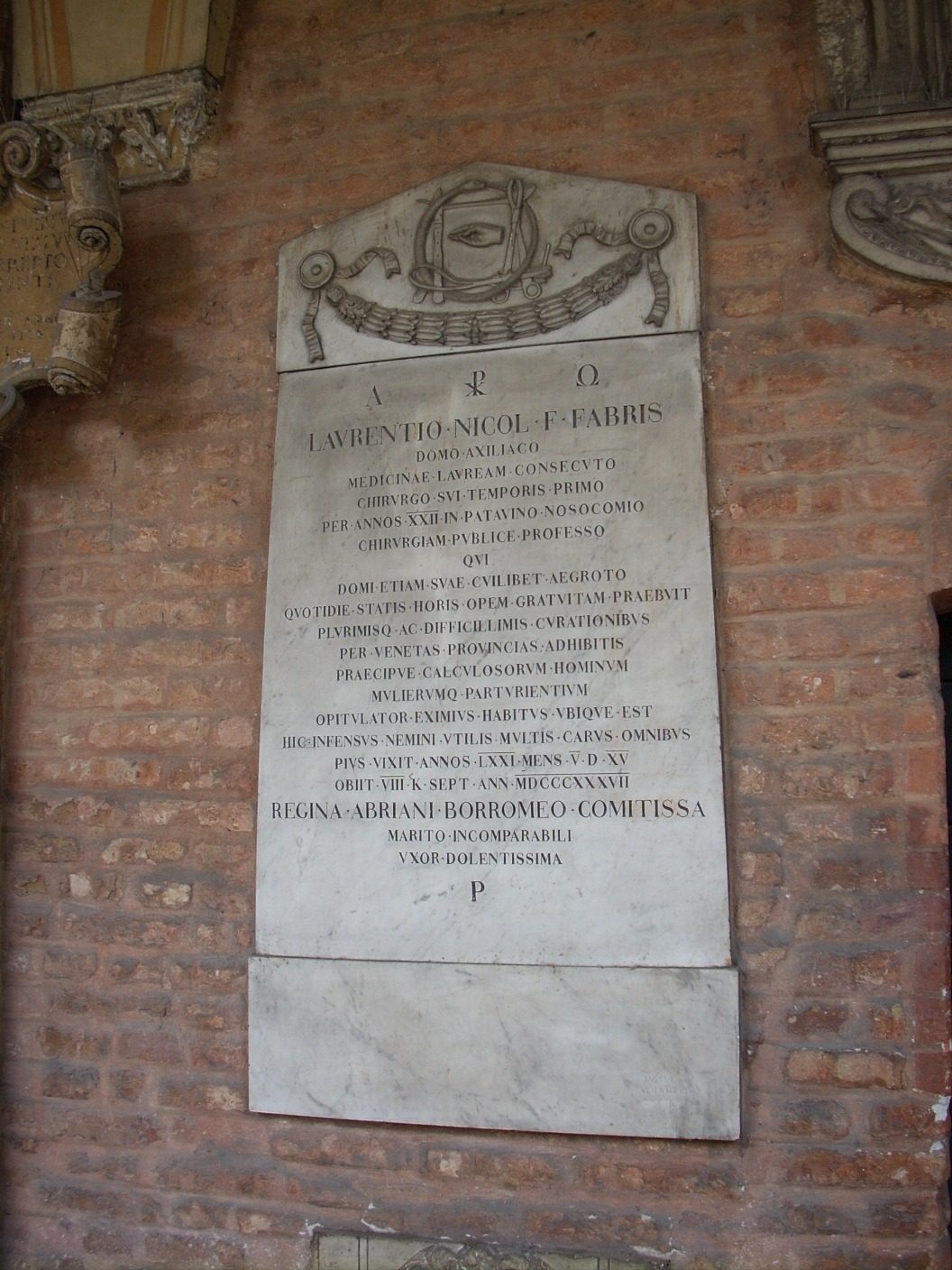 Lorenzo%20Fabris%20funeral%20tablet%2C%20Basilica%20of%20Sant%27Antonio%20courtyard%2C%20Padua%20-%2001.JPG
